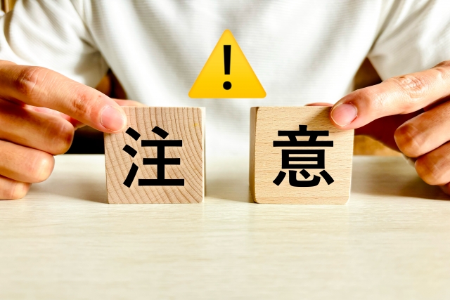注意を警告する男性