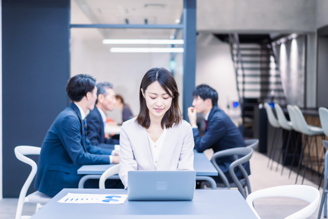 オフィスで働いている人達