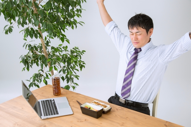 お昼休憩をとる会社員