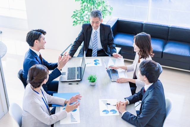 明るいオフィスで会議中の社員