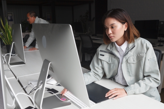 パソコンの前に向かう女性社員