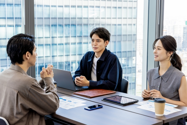 ミーティングをしている社員