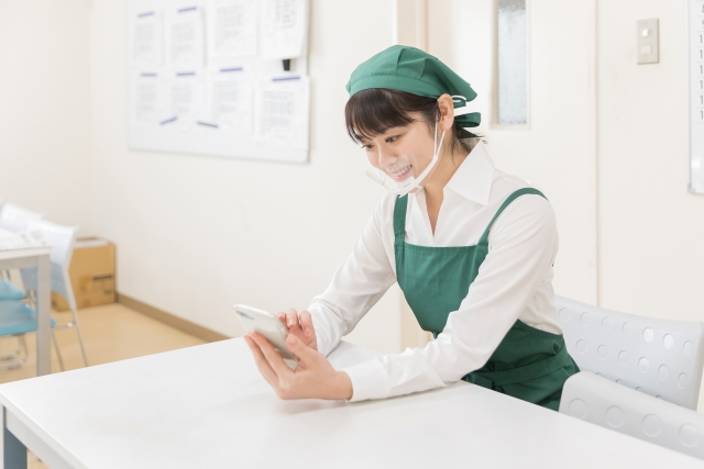 休憩をしているスーパーのアルバイト店員