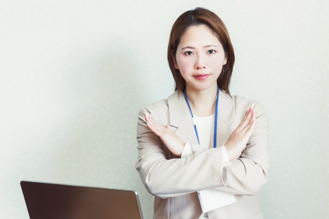 NGサインを出している女性