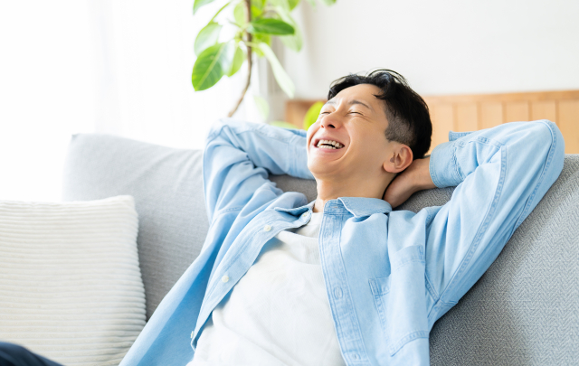 自宅でリラックスしている男性