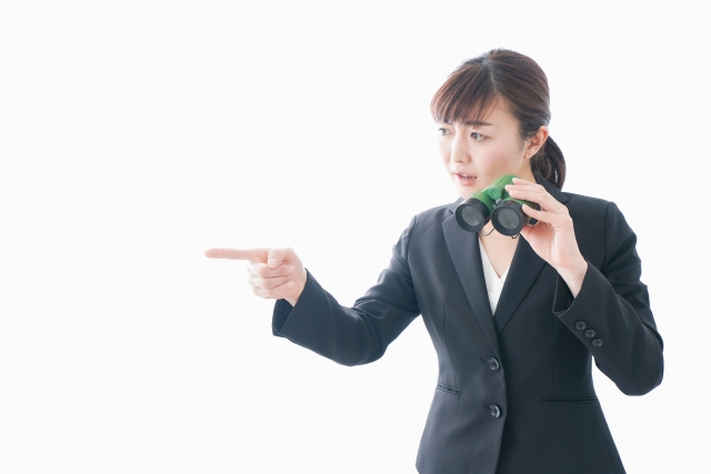 指摘をしているスーツの女性