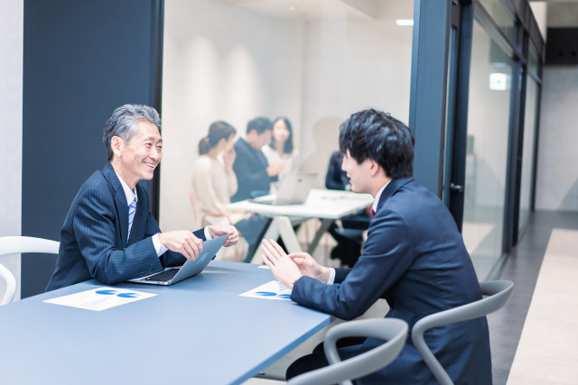 ミーティングする上司と部下