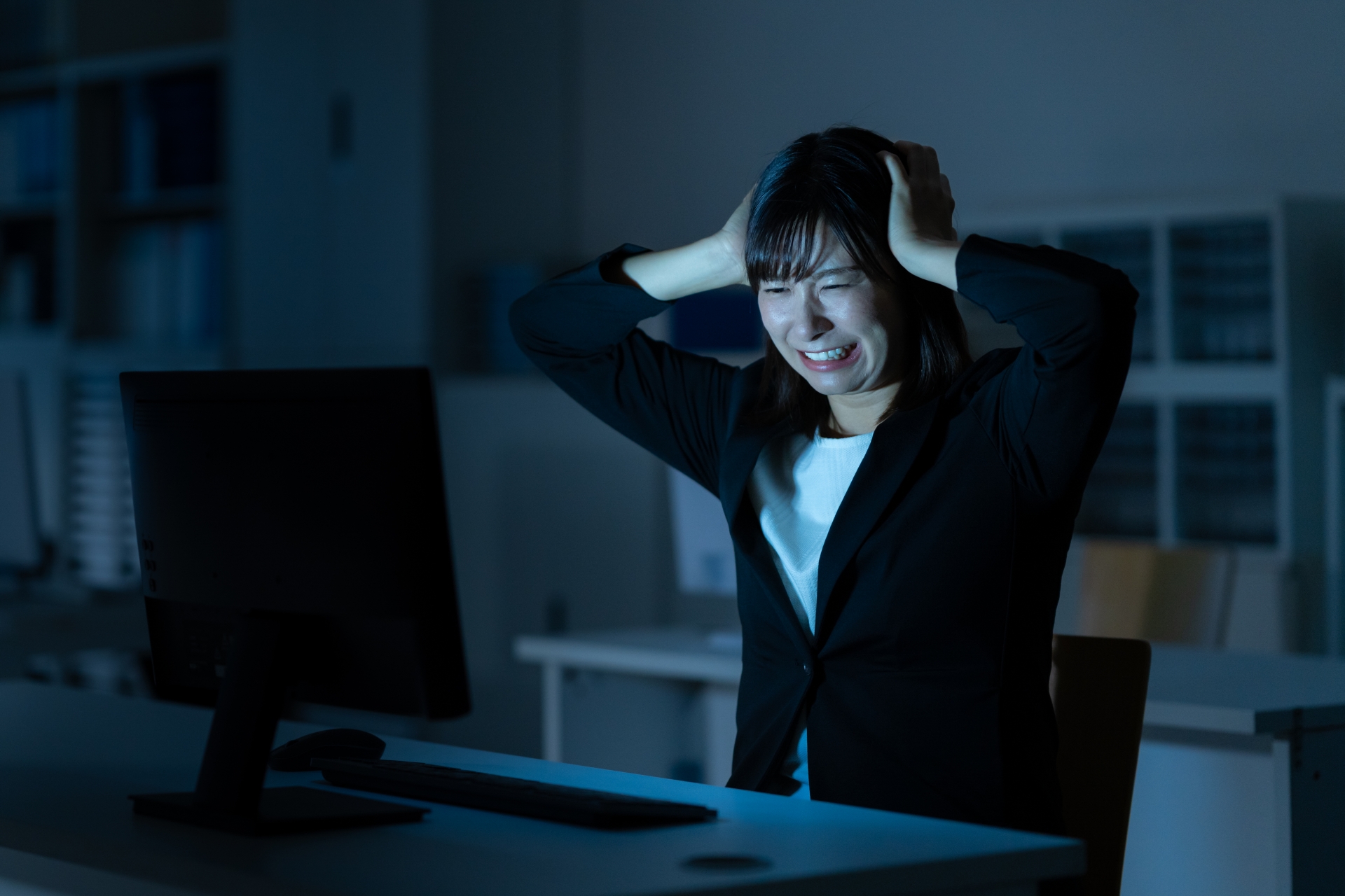 残業をしている女性社員