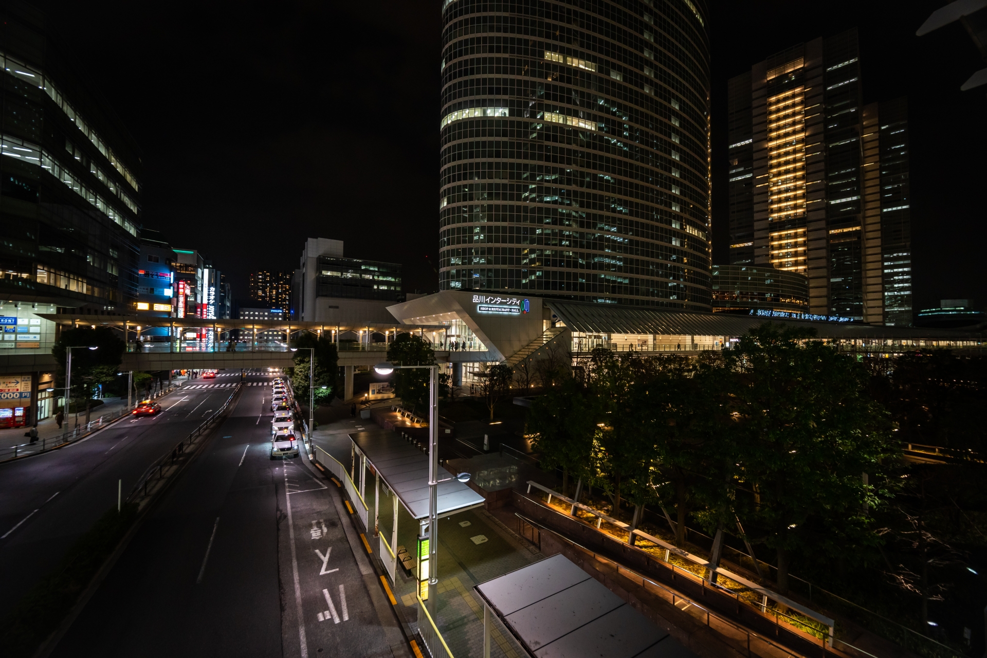 夜のビル群
