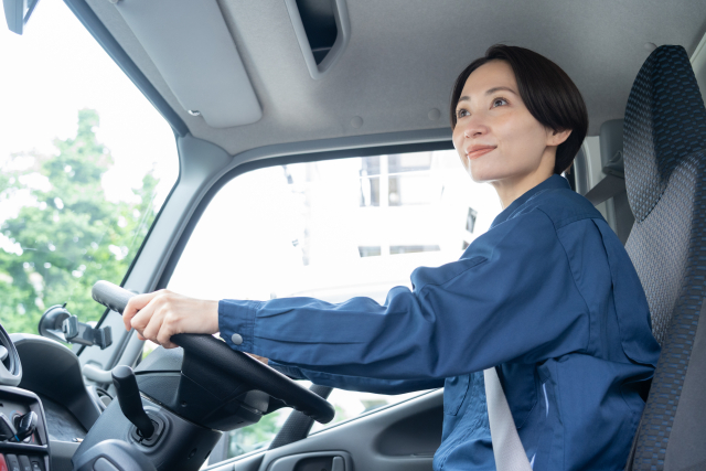 トラックを運転する女性