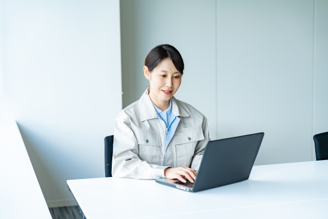 パソコン作業をする女性従業員