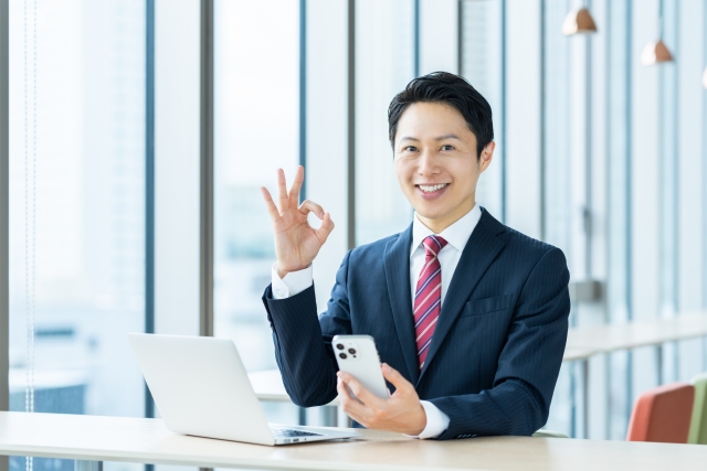 OKサインをしている男性