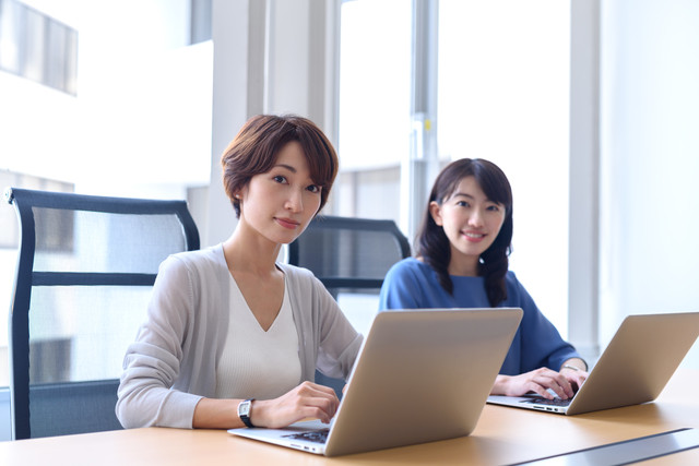 会社で働く女性