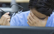 残業している男性
